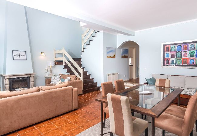 Maison mitoyenne à Amoreira - Golfe e Praia: Casa Familiar em Praia D´el Rey Maison mitoyenne à Amoreira - Golfe e Praia: Casa Familiar em Praia D´el Rey