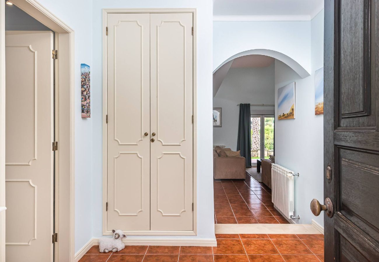 Maison mitoyenne à Amoreira - Golfe e Praia: Casa Familiar em Praia D´el Rey Maison mitoyenne à Amoreira - Golfe e Praia: Casa Familiar em Praia D´el Rey